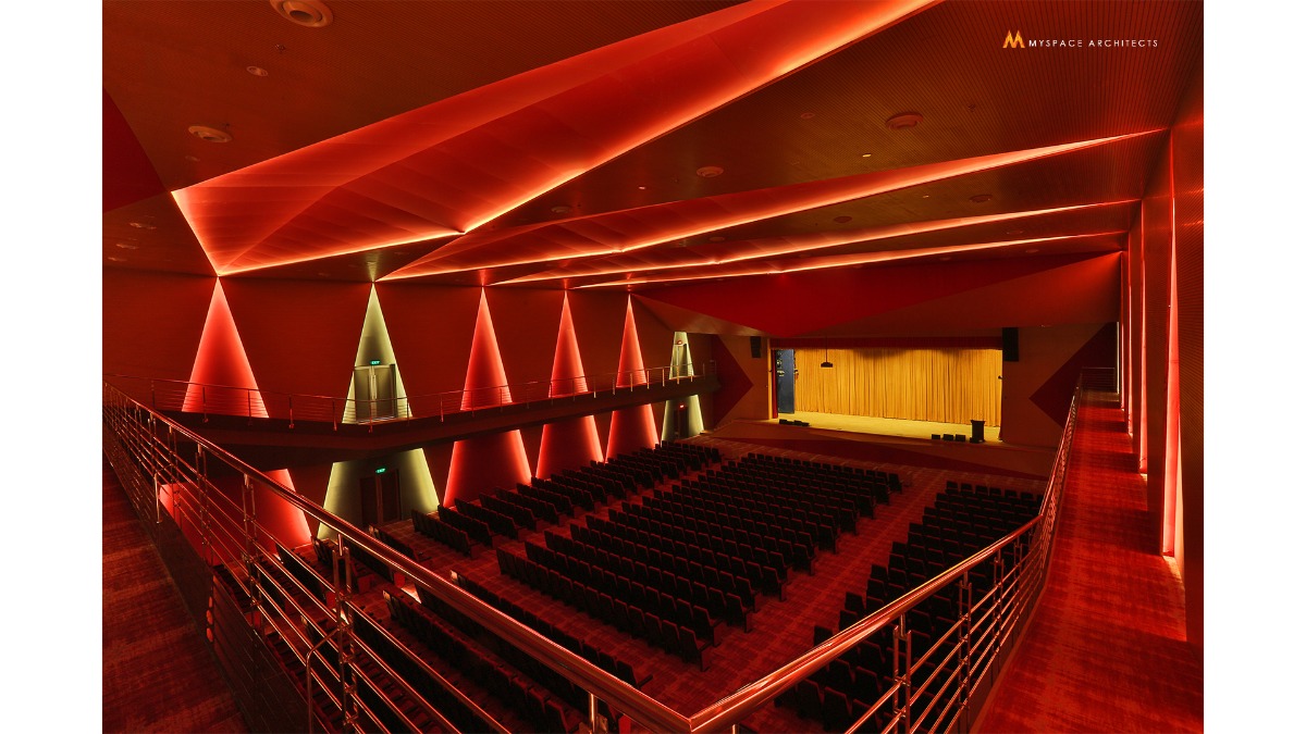 Red Bloom, Auditorium